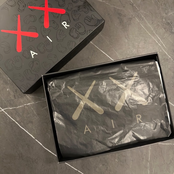 Jordan 4 Retro Kaws - Picture 6 of 8